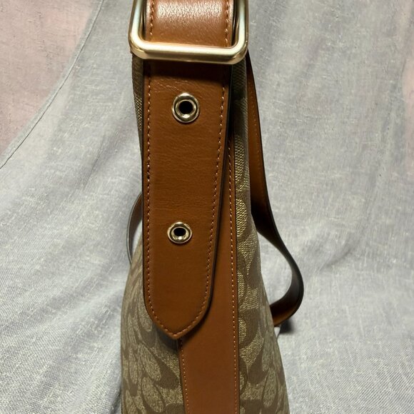 Coach Logo Print Crossbody with Colorful Stripes 🎨👜 - Picture 4 of 10